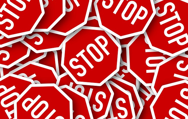Des-panneaux-de-signalisation-Stop-pour-la-sécurité-routière