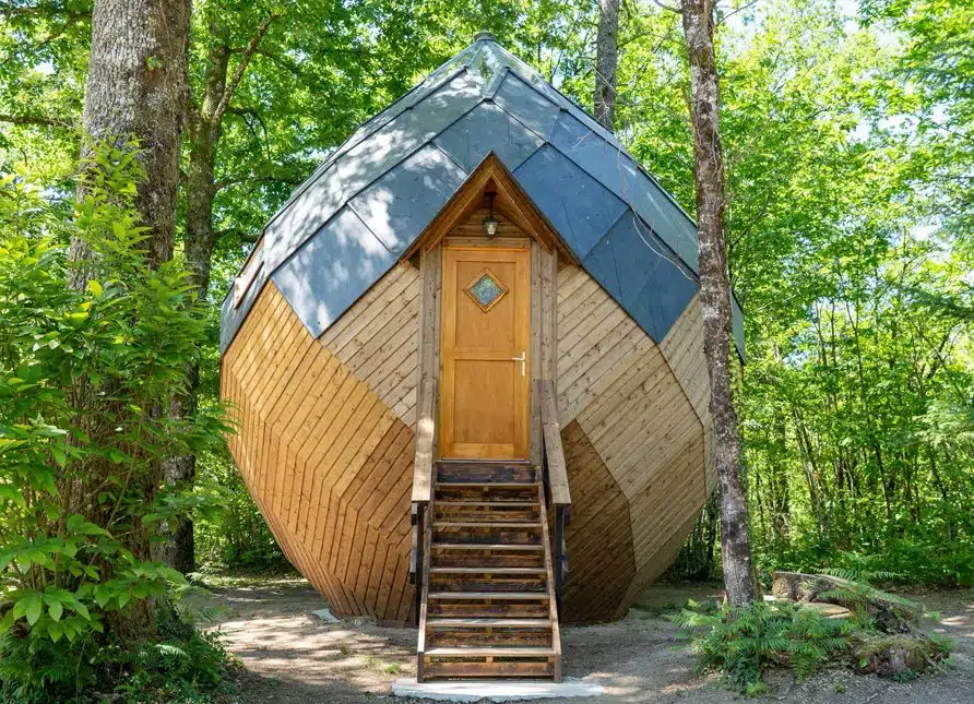 Zome insolite en Dordogne, Les Cabanes du Roc